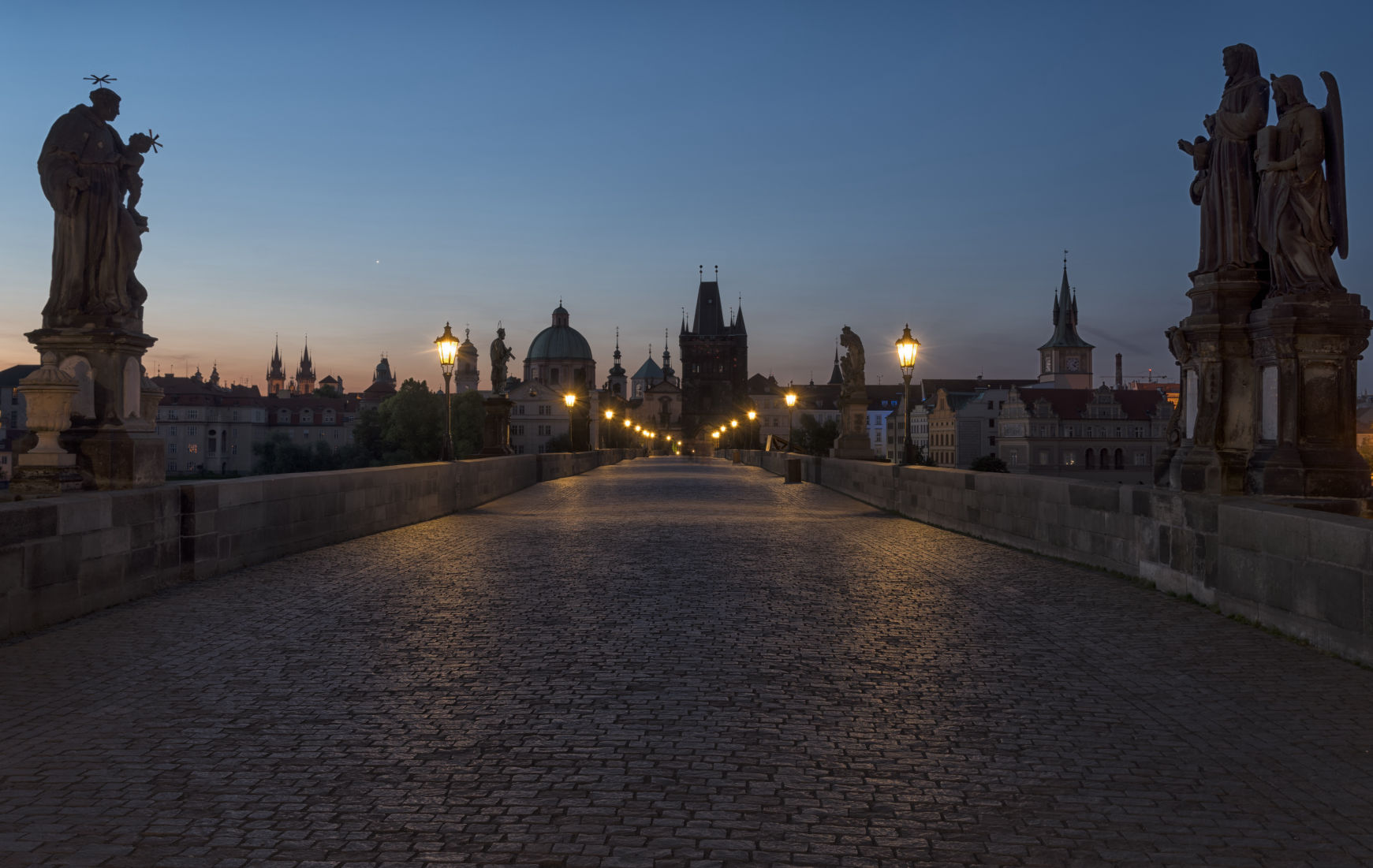 prag_bruecke_bei_nacht